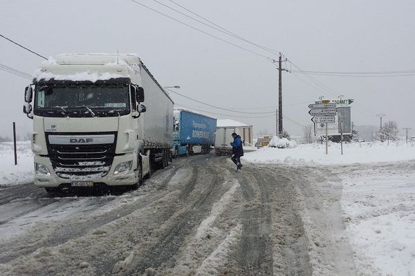 Plusieurs camions ont été immobilisés à cause de la neige à Lacaune (Aveyron)