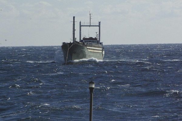 Le cargo Ezadeen, abandonné avec 450 migrants à bord, remorqué par un garde côte islandais de Frontex au large des côtes italiennes le 2 décembre 2014.