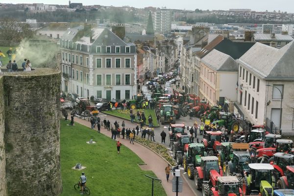 Ce samedi 9 mars 2024, plus d'une centaine de tracteurs ont parcouru le chemin reliant le port à la préfecture de Boulogne-sur-Mer. Les agriculteurs et les pêcheurs protestent contre les normes qui leur sont imposées et les accords de libre échange signés par la France.