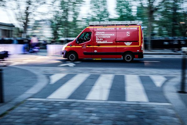 Un pompier a été légèrement blessé dans l'opération.