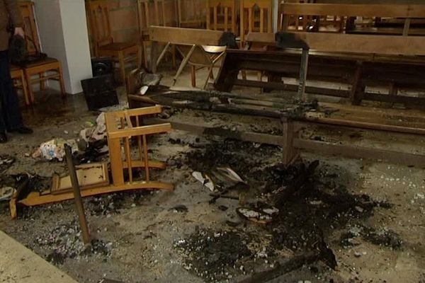 L'individu a mis le feu à un banc et a dégradé des objets dans l'église de Zuydcoote.