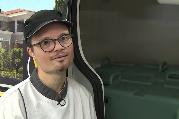 Depuis 9 ans, Tanguy met largement la main à la pâte dans les coulisses de cette cantine de Villefranche-sur-Mer dans les Alpes-Maritimes. Chaque jour, il y gagne en confiance et en prérogatives.