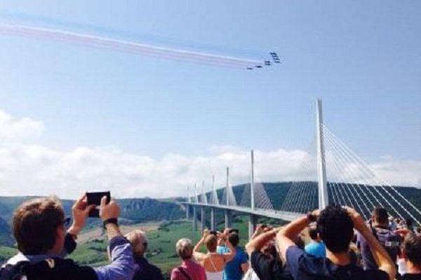 Les avions de la Patrouille de France survole le Viaduc de Millau dans l'Aveyron