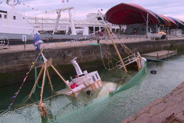 Le chalutier classique Manuel Joël a coulé mardi après-midi dans le port de La Rochelle après avoir été percuté par les éclats d'un pneu de roulève, une grue de relevage.