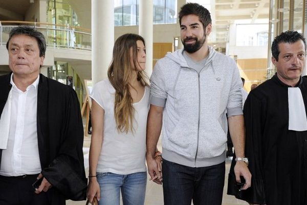 Montpellier - Nikola Karabatic, Géraldine Pillet , sa compagne, et leurs avocats arrivent au tribunal de Montpellier - 10 juin 2013.