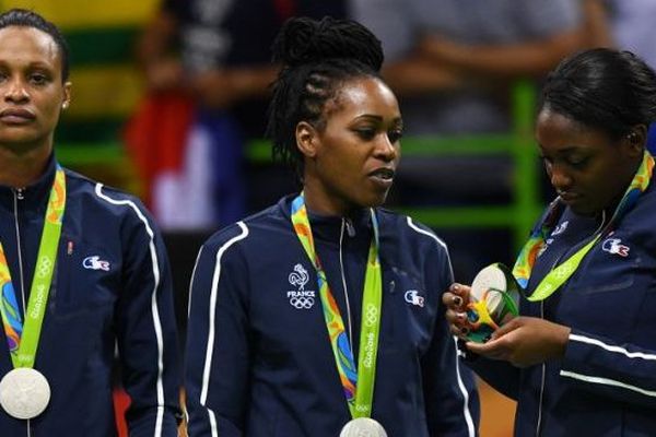 #JO2016 Handall féminin Allison Pineau, Laurisa Landre et Siraba Dembele sur le podium avec leur médaille d'argent autour du cou