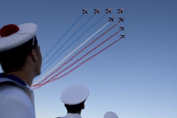 La patrouille de France survole le Charles de Gaulle, le 15 août 2014