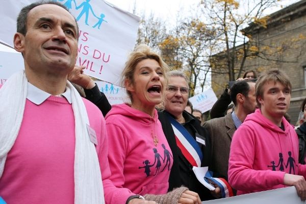 Frigide Barjot, au centre, en tête du cortège d'une manifestation anti-mariage homo à Paris le 17 novembre 2012. 