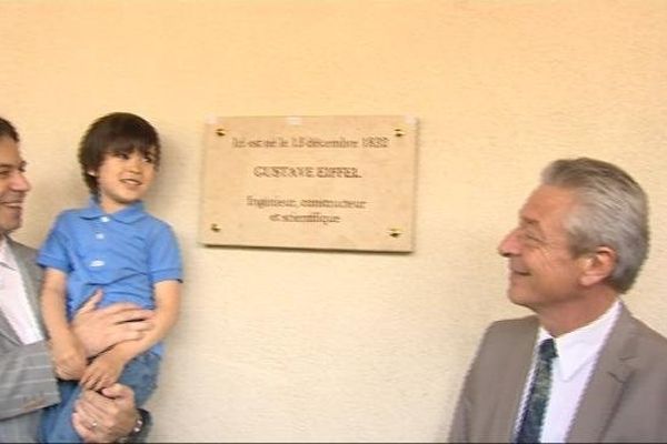 La plaque a été apposée au 16 quai Nicolas Rollin, là où est né Gustave Eiffel.