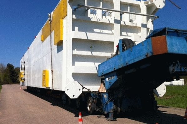 Fougerolles : le convoi exceptionnel est coincé dans un virage