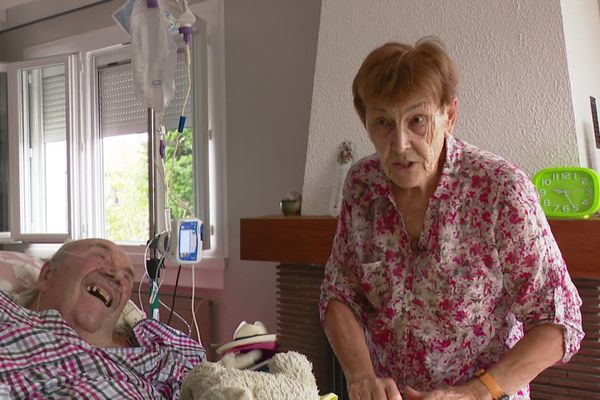 Jeanine, 85 ans, est aidante pour prendre soin de son mari atteint de la maladie d'Alzheimer.