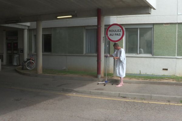 En cette fin d'été, des patients peuvent rester pendant plusieurs jours sur des brancards dans des couloirs.