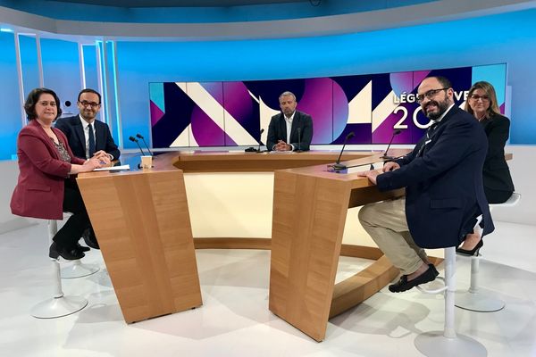 Débat Législatives 2024 sur la 1ʳᵉ circonscription de la Gironde. De gauche à croite : Céline Papin (Nouveau Front Populaire), Thomas Cazenave ( Renaissance), Nicolas Morin (présentateur France 3 Aquitaine), Bruno Paluteau (Rassemblement National) et Virginie Tournay (Reconquête !).