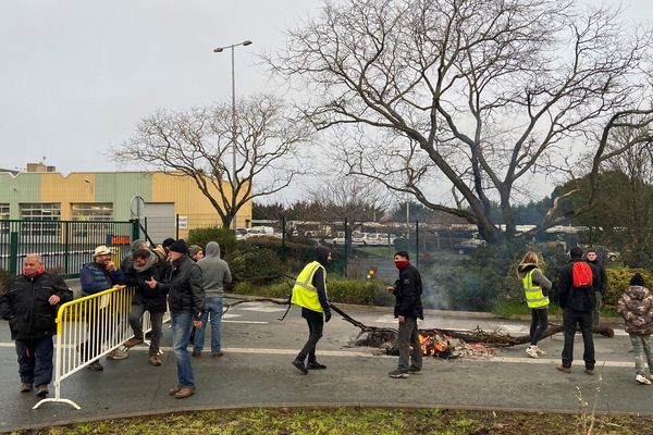 Blocage du dépôt des bus de Lagord (17)