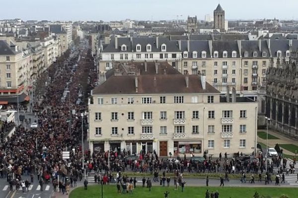 Marche républicaine à Caen : vue du château