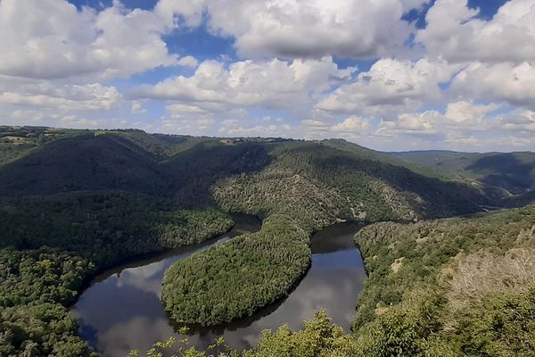 Le méandre de Queuille (Puy-de-Dôme) est l'un des emblèmes des Combrailles et du site des Fades-Besserve.