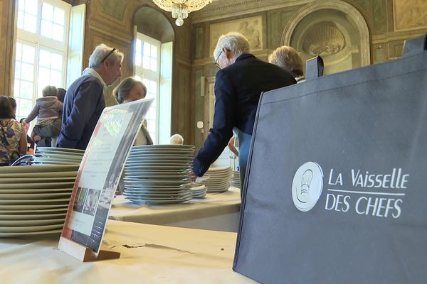 "L'argenterie et les verres sont partis dès l'ouverture". Carton plein pour l'opération La vaisselle des chefs qui s'est déroulée dans les salons de la mairie à Bordeaux les 12 et 13 octobre 2024.