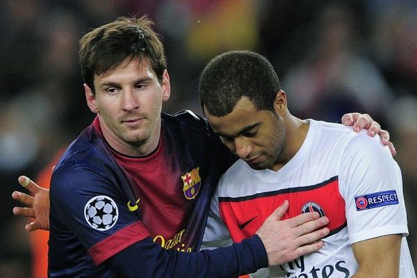 Lionel Messi (FC Barcelona) et Lucas Moura (PSG) lors d'un match entre les deux équipes pendant la Ligue des Champions en octobre 2013.