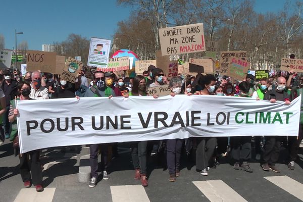 Des milliers de personnes ont manifesté à Lyon dimanche 28 mars pour réclamer une vraie loi climat, à la veille de l'examen d'un projet de loi du gouvernement à l'Assemblée Nationale.