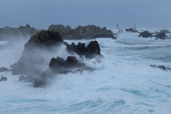 Le vent brasse la mer autour d'Ouessant