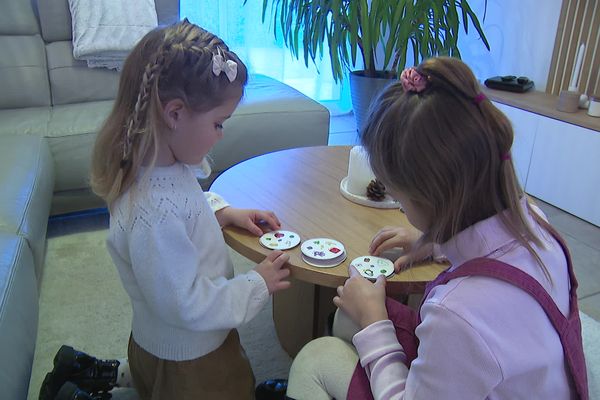 Iris et Lilas sont scolarisées dans le village à 5km de leur domicile, alors que l'école communale est à 200 mètres.