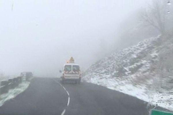 Jeudi matin, à quelques heures de l'ouverture du col du Pas de Peyrol (Cantal) cinq centimètres de neige fraîche recouvraient la chaussée à un peu plus de 1 200 mètres d'altitude.