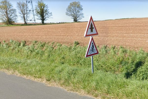 Sur la rue de Port d'Envaux à Saintes, des panneaux avertissant de la présence de cyclistes ont été installés.