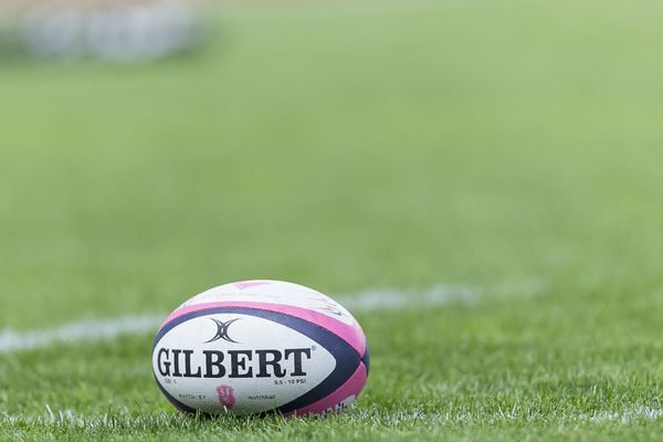 Deux joueurs du Stade Français ont été placés en garde à vue dimanche. Ils sont visés par des plaintes pour violences volontaires et agression sexuelle.