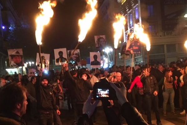 Ils sont des milliers dans la rue a marcher en direction de la mairie pour montrer leur colère contre le mal-logement et l'insalubrité.