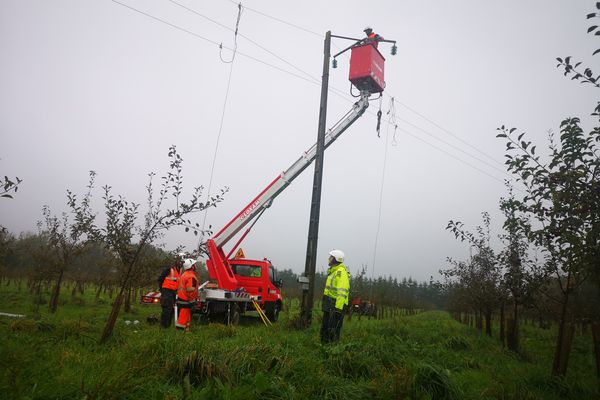 Les équipes d'Enedis ont été à pied d'œuvre toute la journée de jeudi pour réparer les pannes de courant en Normandie. 