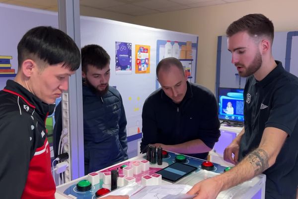 Des salariés de la réparation automobile participent à l'escape game à Périgueux.