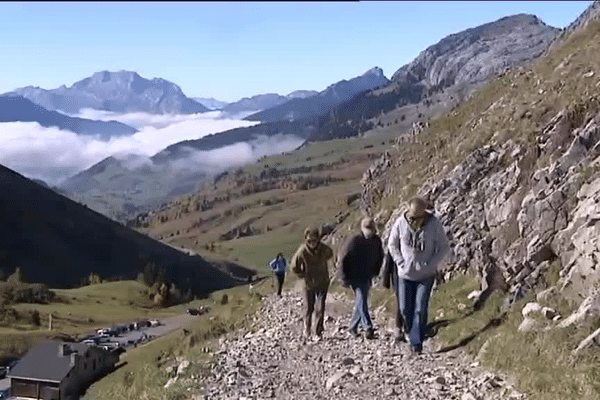 Des promeneurs à la recherche du bouquetin