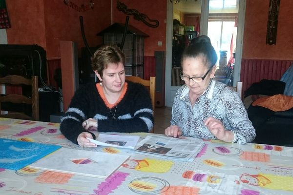 La mère et la grand-mère de Déborah, toutes deux soulagées que la jeune fille ait été retrouvée. 