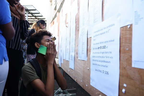 Mardi 7 juillet, les résultats du bac 2020 seront affichés dans les lycées mais en respectant les règles de distanciation sociale.