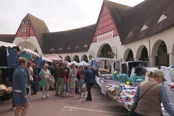 À une semaine des élections législatives, les habitants du Touquet sont toujours sous le choc de l'annonce d'Emmanuel Macron, qu'ils soutiennent pourtant depuis ses débuts.