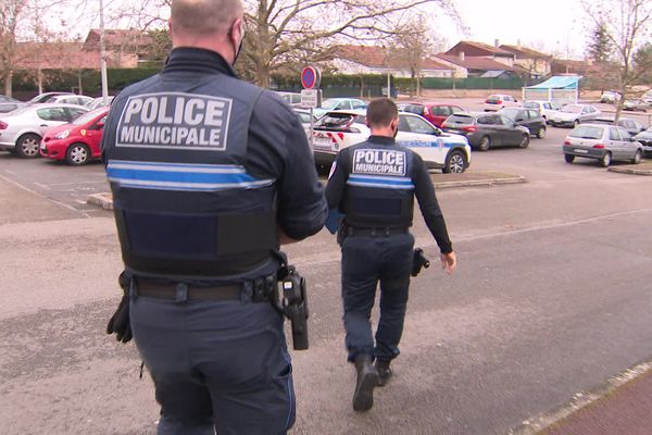 Les Policiers Municipaux de Talant, lors d'une patrouille au quartier du Belvédère