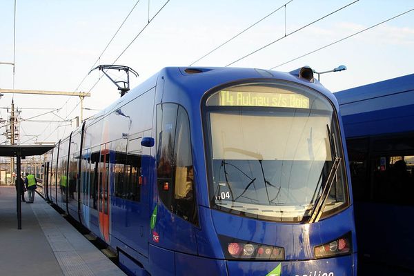 Le tram-train en gare en de Bondy (Seine Saint Denis)