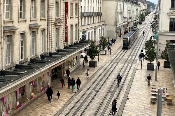 Si la plateforme du tram leur est en théorie interdite, les vélos et trottinettes étaient jusqu'à aujourd'hui tolérés dans la rue Nationale.