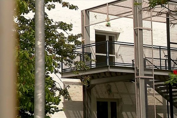 L'adolescente de 17 ans s'est jetée d'un escalier extérieur dans l'enceinte du lycée Guy Mollet à Arras.