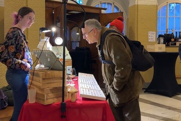 Les Bains municipaux de Strasbourg accueillent un marché de Noël 100% local.