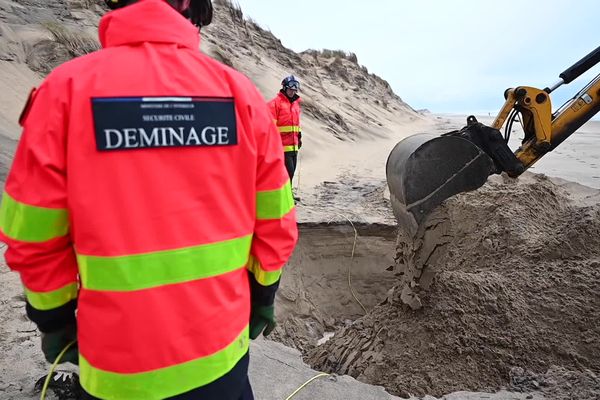 Sur place, six démineurs sont chargés de collecter les obus puis de les enfouir dans le sable.