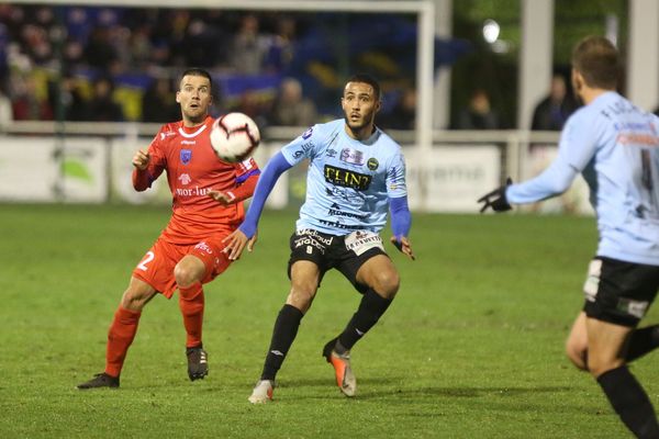 Le Camblysien Ottman Dadoune (en bleu), aux prises avec le défenseur breton Maxime Toupin, vendredi 1er décembre 2018.