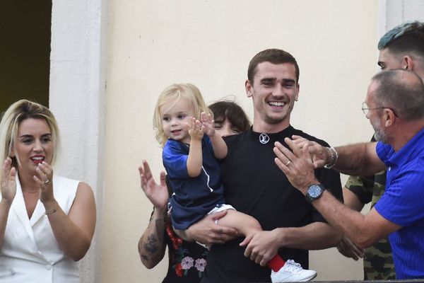 Antoine Griezmann avec sa fille Mia, sa femme Erika et son père Alain sur le balcon de la mairie de Mâcon le 20 juillet 2018