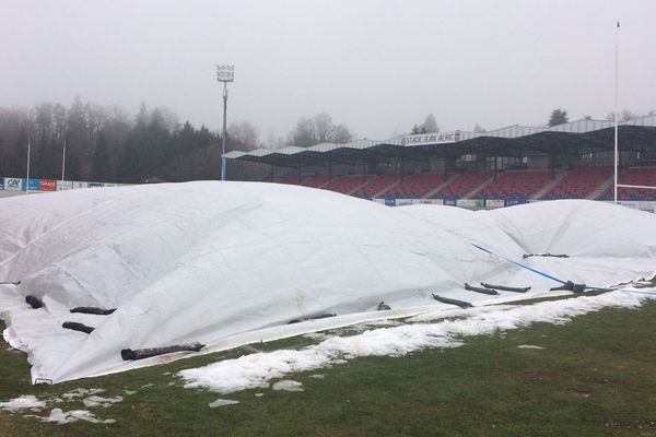 La pelouse du stade d'Aurillac a du être bâchée, car elle est partiellement gelée