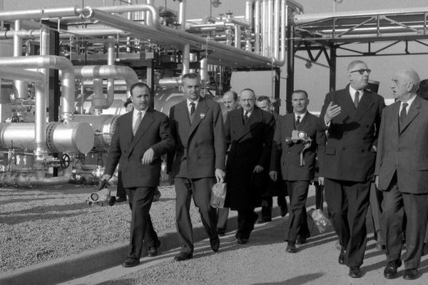  Charles de Gaulle, président de la République, lors d'une visite sur les installations de gaz naturel de Lacq le 15 février 1959