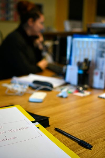 Un cahier de doléances sur la table d'une mairie (2019)