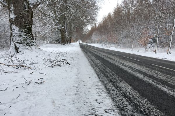 Sur certaines routes d'Auvergne, la circulation est rendue délicate par les chutes de neige de ce mercredi 26 février.