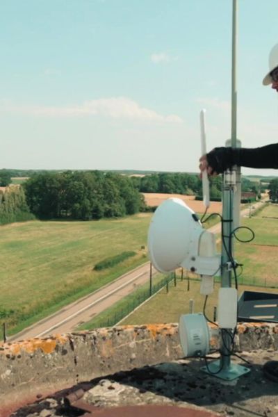 Installation d'une antenne pour fournir internet vers une zone blanche par Alan Taquet, de SCANI