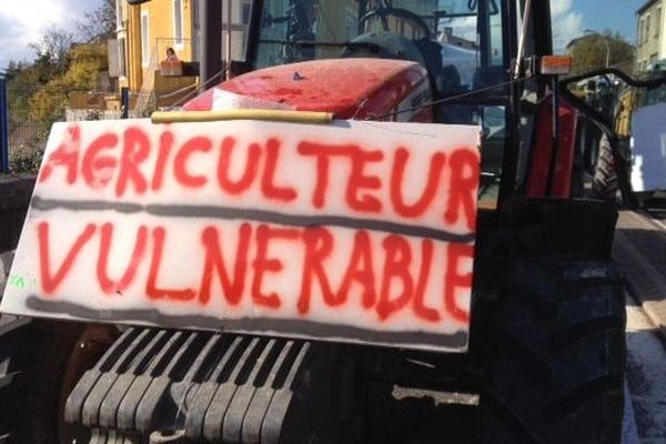 Slogan sur un tracteur dans Carcassonne