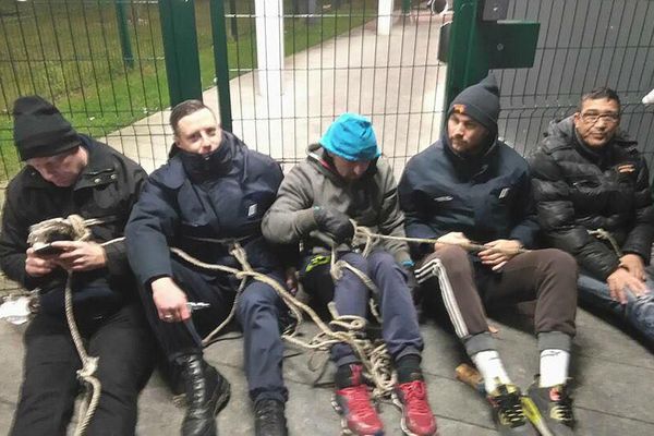 Une petite dizaine de surveillants se sont enchaînés aux grilles de la prison de Vendin-le-Vieil. 